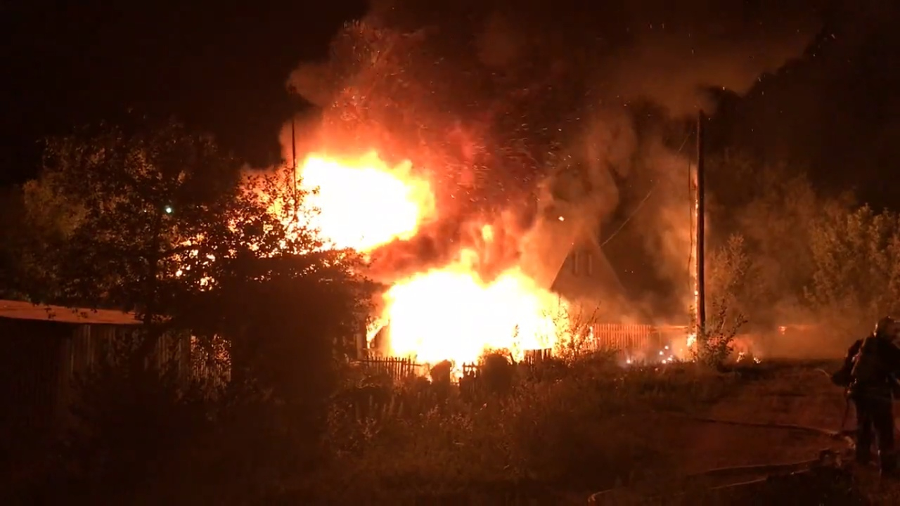 Появилось видео пожара на Саранской, где ночью погиб человек