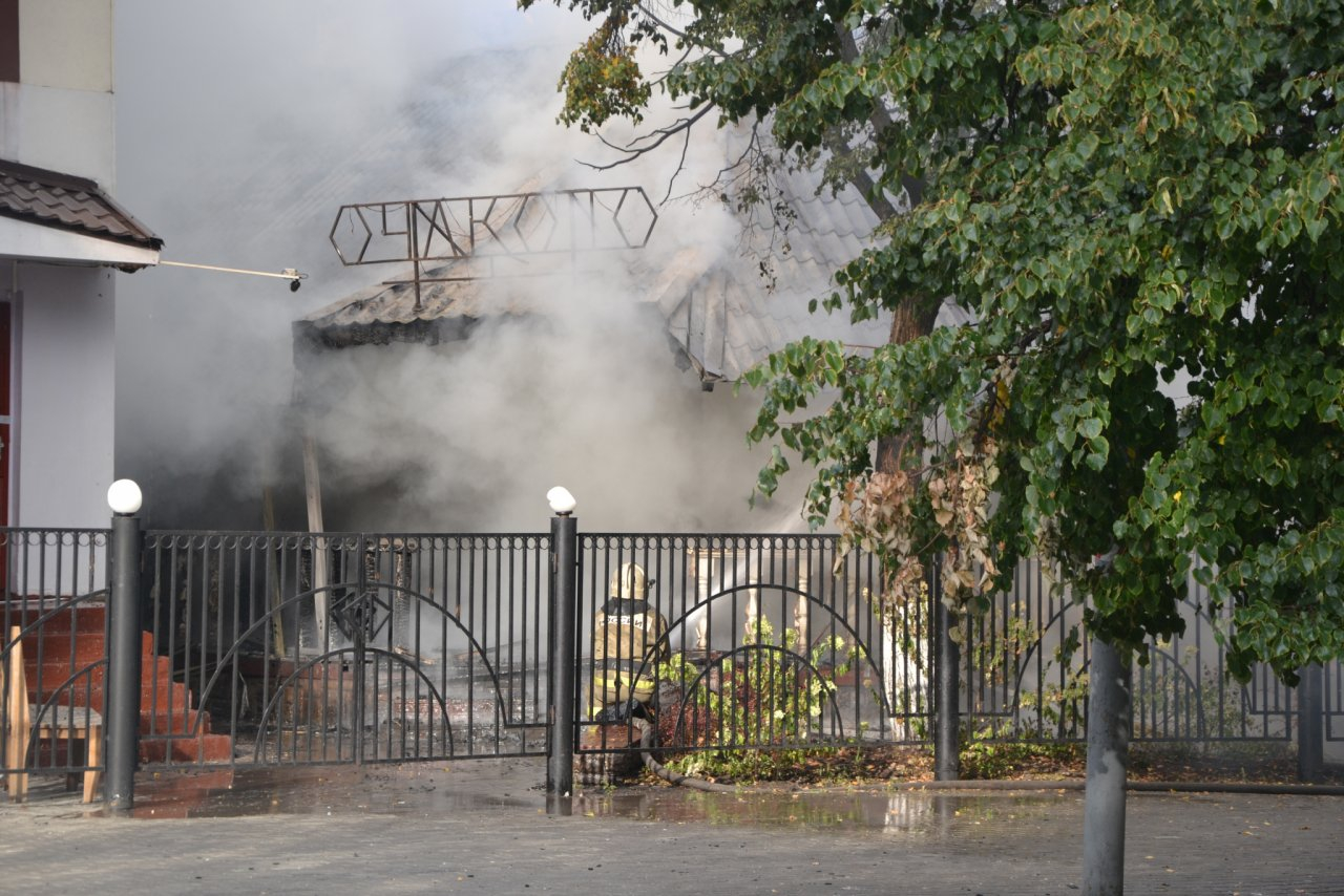 В центре Пензы сгорел летний дворик ресторана "Очаково" - фоторепортаж