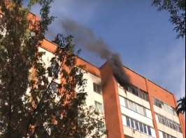 На улице Ватутина загорелась многоэтажка - видео