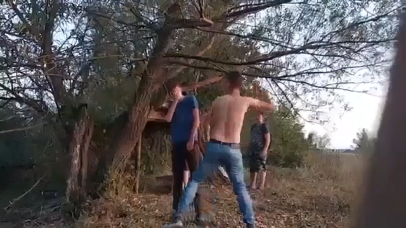 Реальный русский подростки видео. Пацаны дерутся на природе.