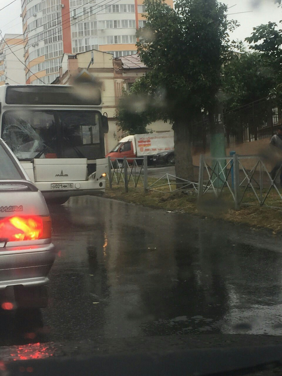 Читатель прислал фото с места ДТП с участием двух автобусов