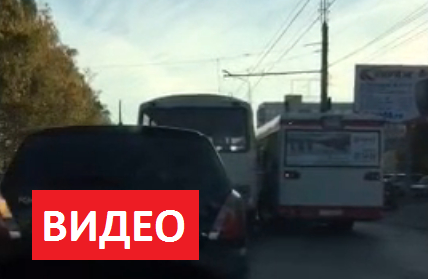Читатель прислал видео с двумя столкнувшимися автобусами в Арбеково
