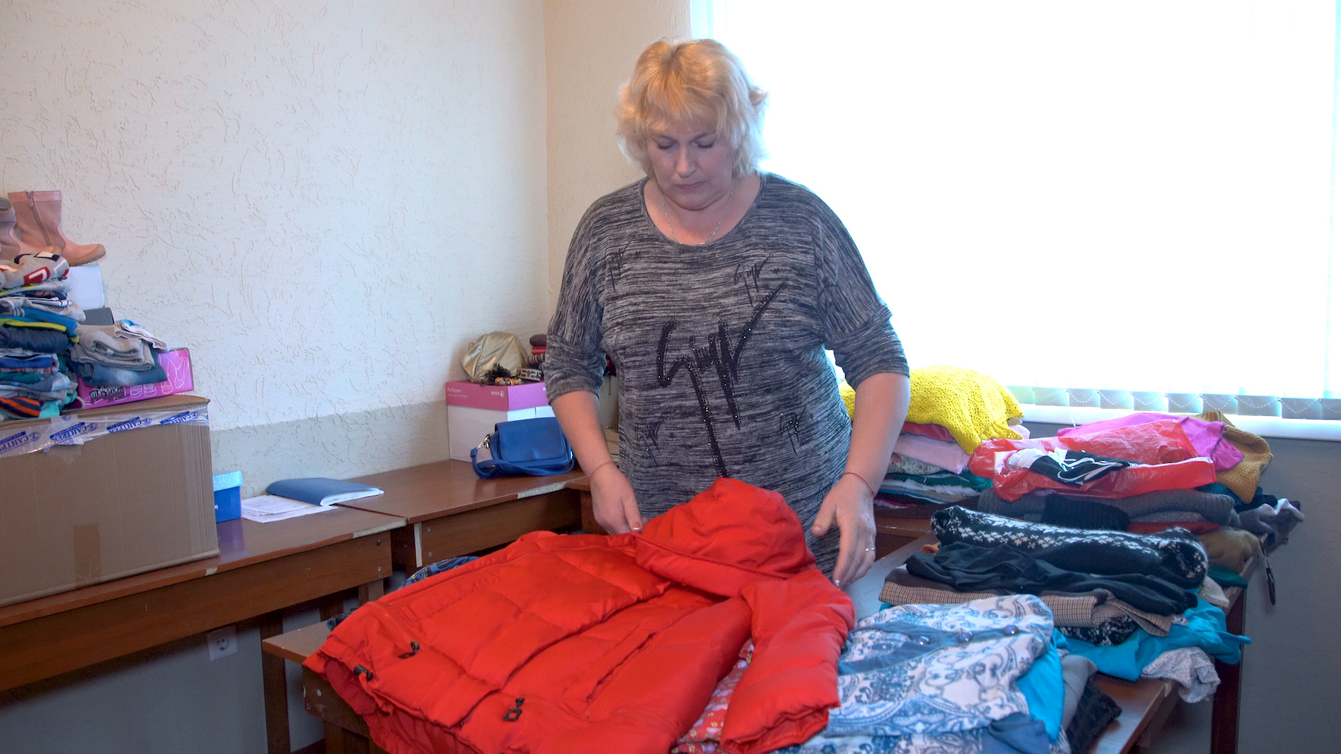 В Спутнике помогли десятку семей за первый месяц работы пункта приема вещей