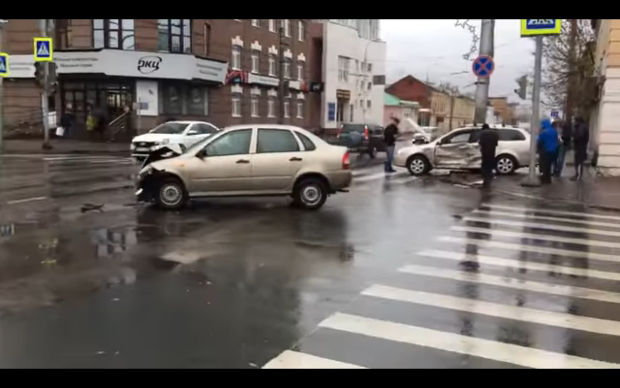На улице Володарского неисправный светофор спровоцировал аварию