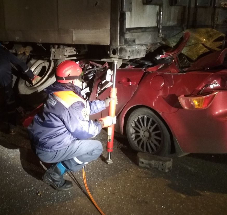 Пензенские спасатели достали погибшего водителя из покореженной машины