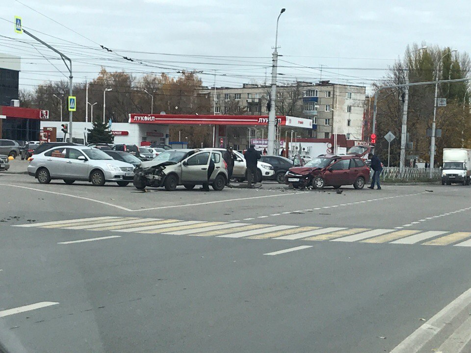 Читатель прислал фото тройной аварии на улице Суворова