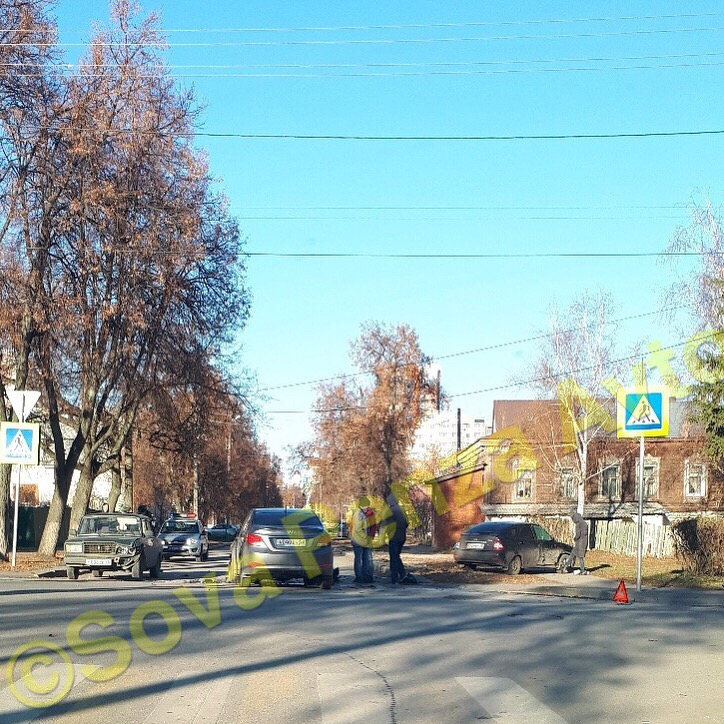 На улице Богданова легковушки смялись в тройной аварии