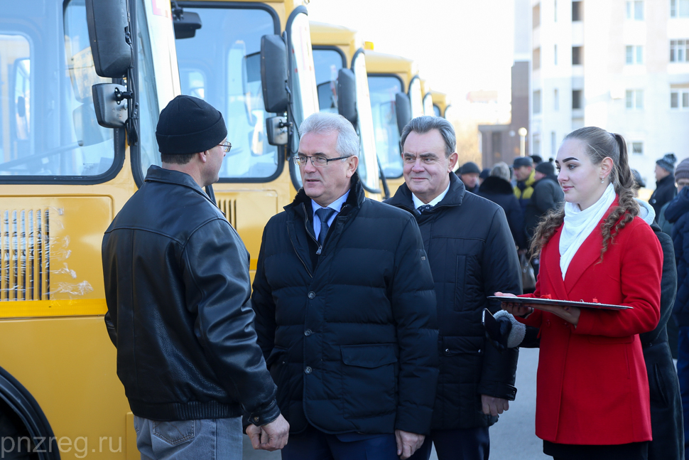 Губернатор Иван Белозерцев лично вручил ключи от 15 новых школьных автобусов
