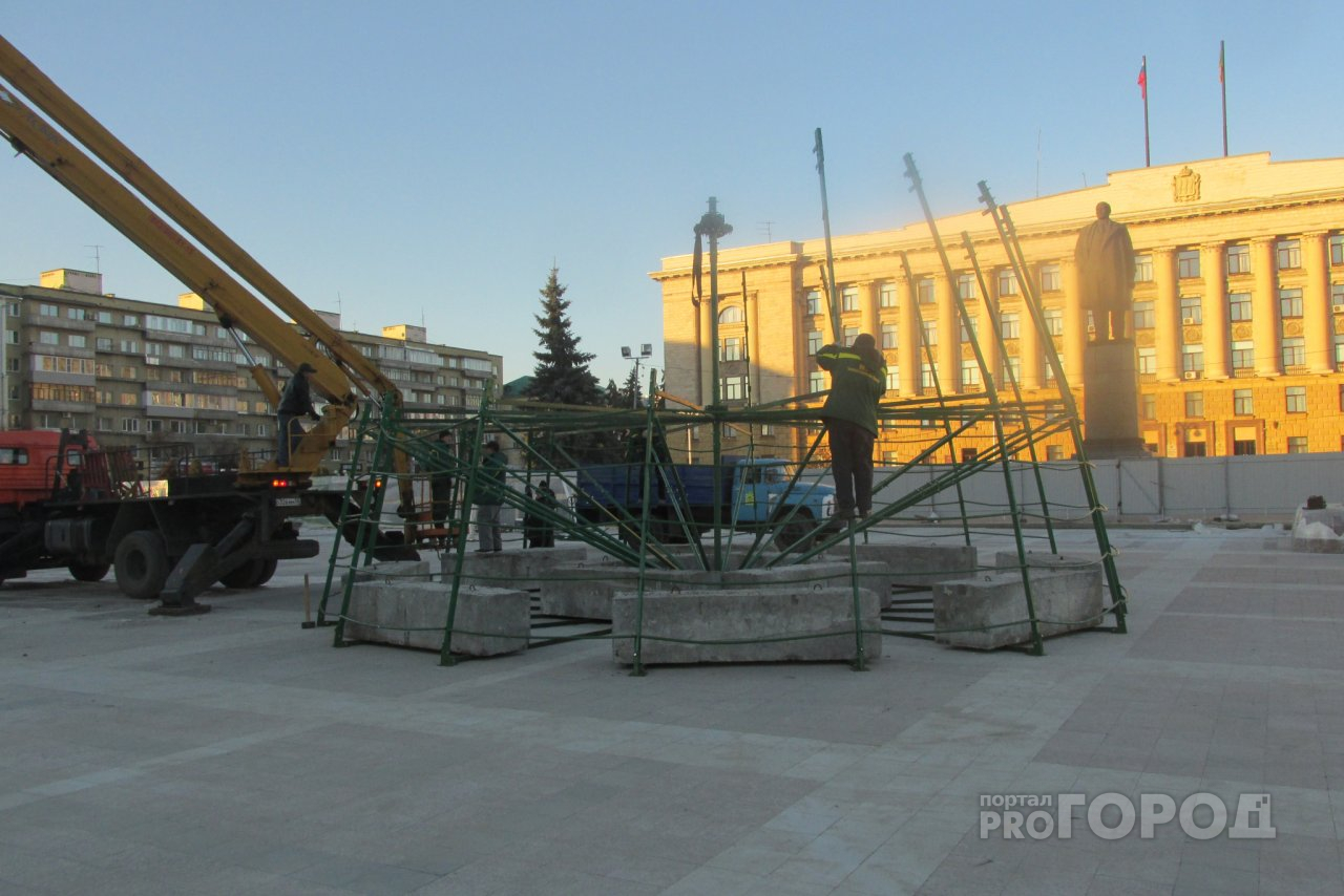 На площади Ленина начали устанавливать главную новогоднюю елку