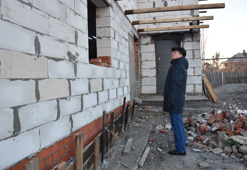 Мэр контролирует ремонт дома, сгоревшего на Брестской
