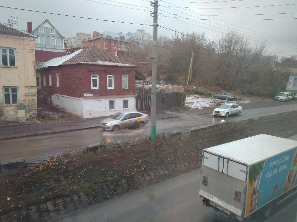 На дороге по улице Кураева образовался каток из-за утечки воды