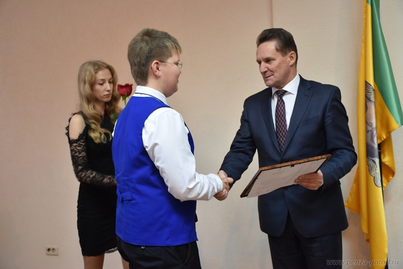 Виктор Кувайцев вручил награды лучшим учащимся школ и вузов