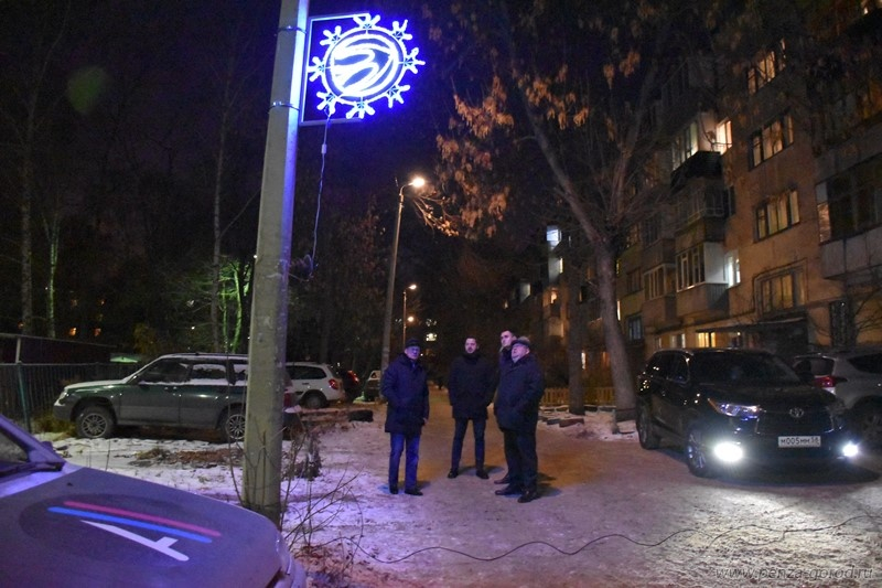 Новогодние светящиеся "ласточки" начинают появляться на улице Лермонтова