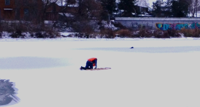 Пензенский спасатель дважды провалился под лед, помогая тонувшему