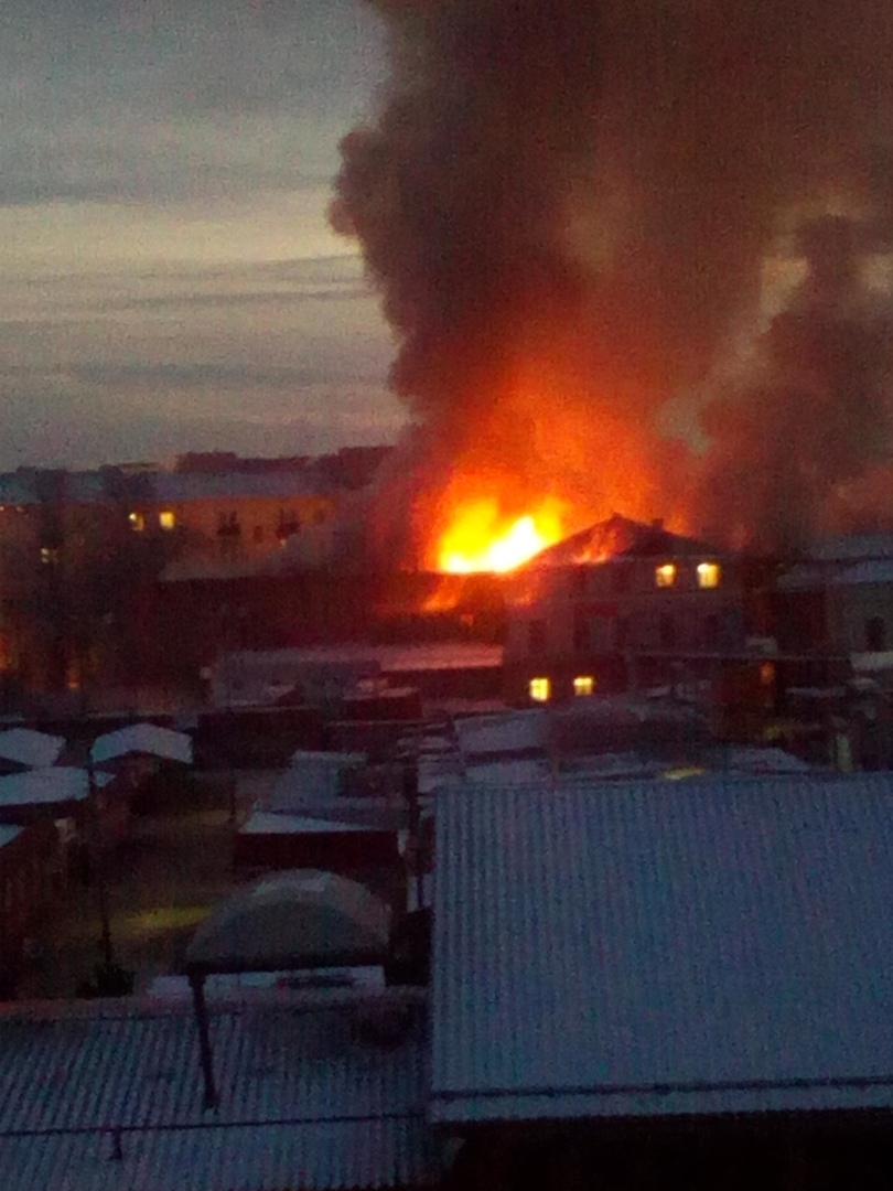 Появилось видео полыхающего в центре города административного здания