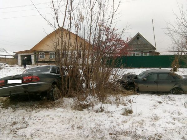 В Бессоновском районе произошло лобовое столкновение "Волги"и "Лады Приоры"