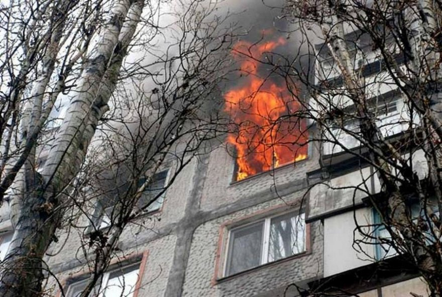 В пожаре на проспекте Строителей пострадал человек