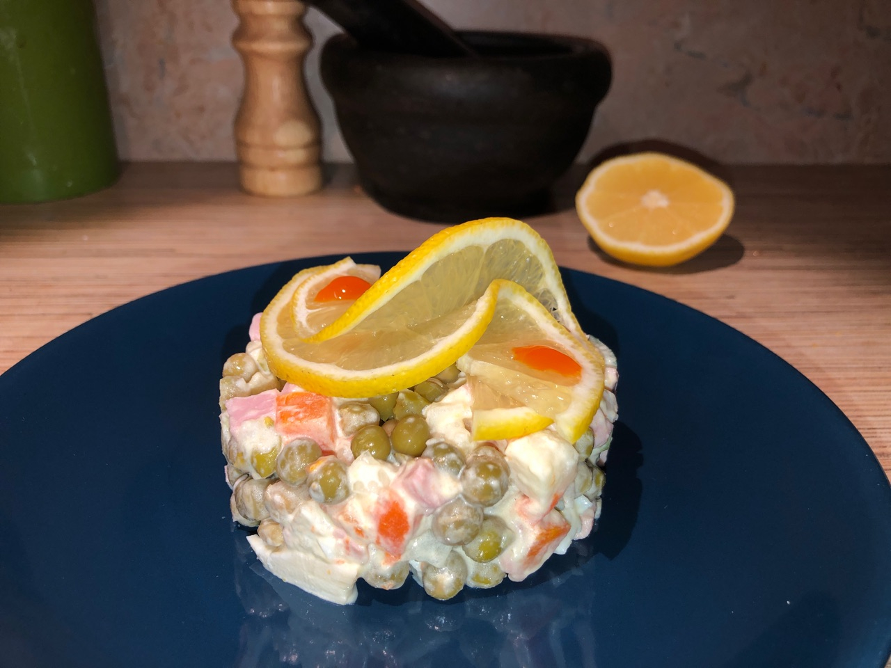 Авокадо, кальмары, тунец: пензенцы открыли секреты новых салатов "Оливье"
