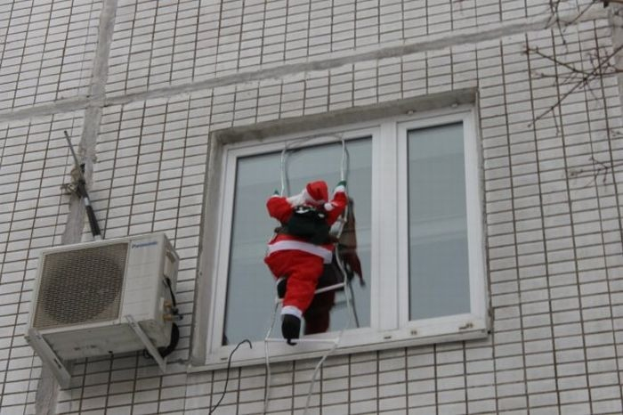 Пензенцы сфотографировали Санту, залезающего в окно многоэтажки
