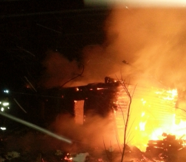 В Пензе десять пожарных тушили срубовой дом