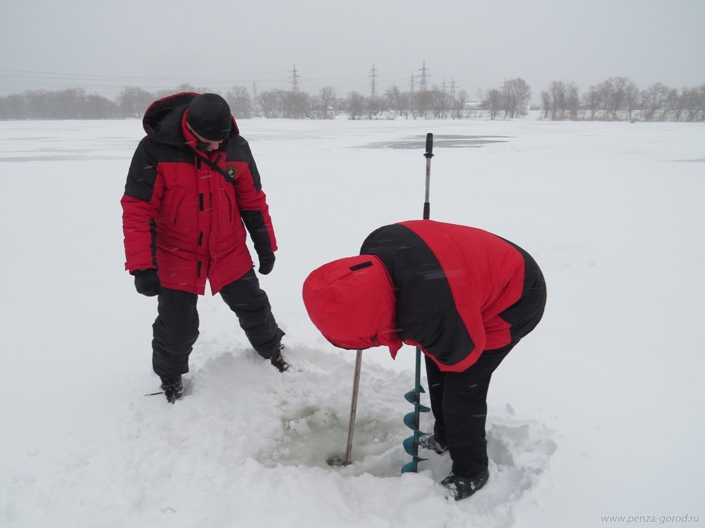 Пензенские специалисты узнали толщину льда на Суре