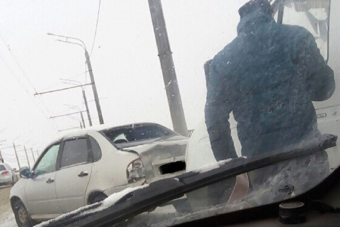 В Пензе грузовик разбил отечественный ВАЗ на мосту - из соцсети