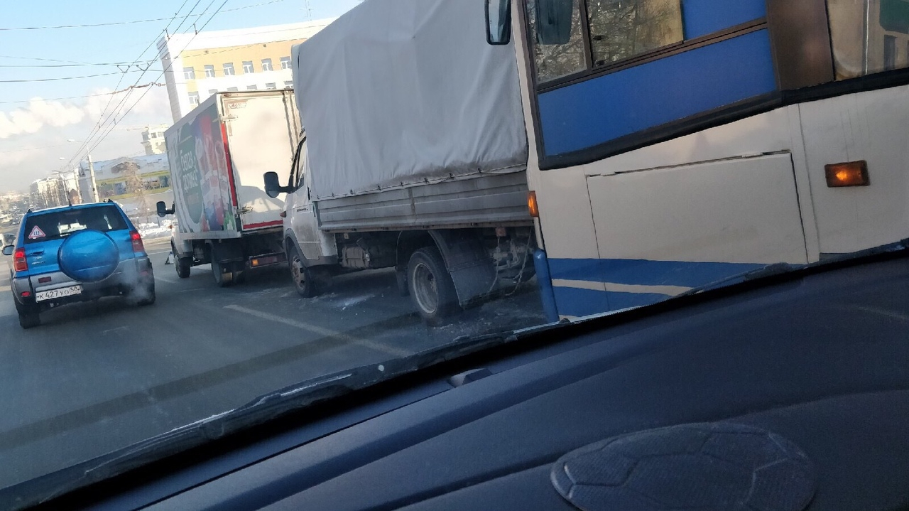 ДТП-паровозик рядом с «Высшей лигой»: В Пензе столкнулись два фургона и автобус