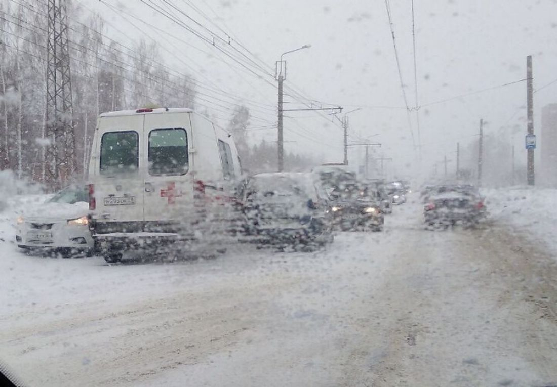 На улице Стасова в Пензе два авто зажали «скорую»