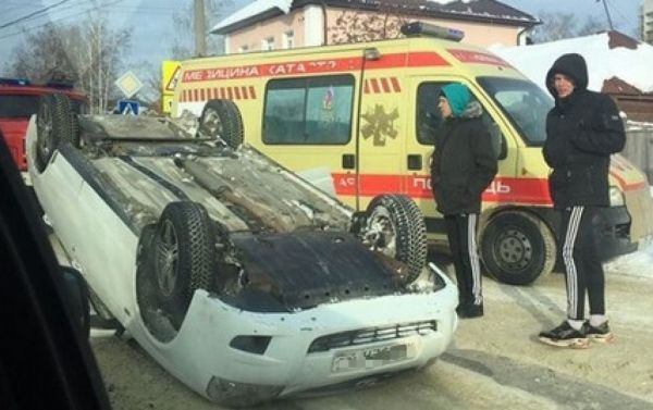 В Пензе перевернувшийся автомобиль пролежал на крыше около двух часов