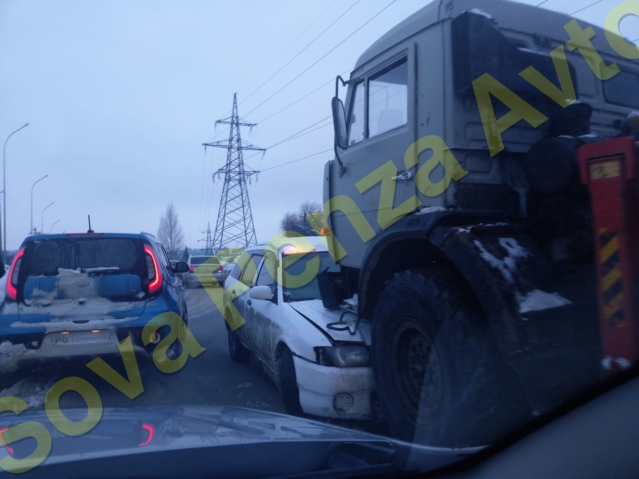 В Пензе легковушка залетела под колеса грузовика