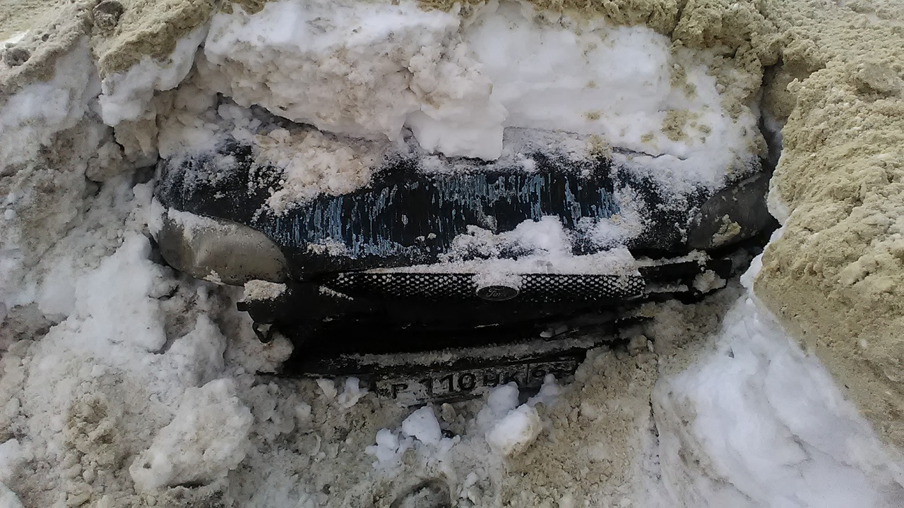 В Пензе автомобиль перепутали с сугробом и повредили, когда чистили снег