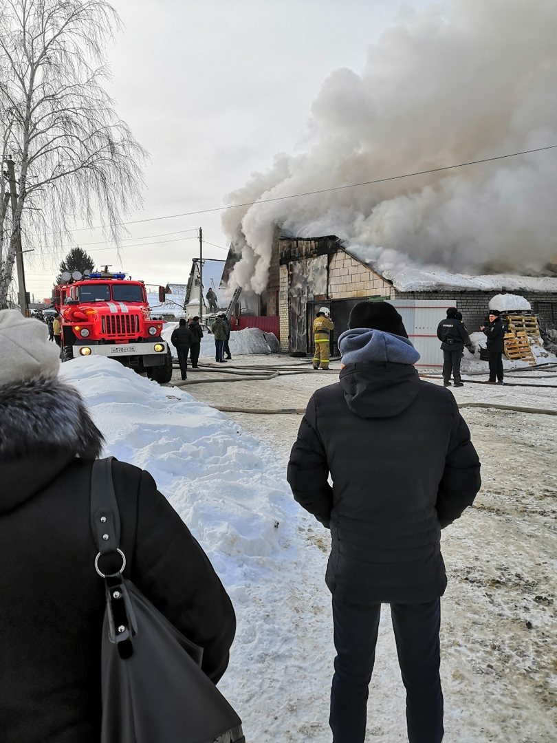 Огонь охватил здания на улице Красноярской в Пензе