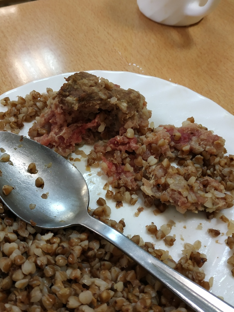 Сырая котлета и недоваренная гречка: пензенцы возмущены качеством обеда в одной из школ