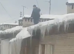 «Мужчина без страховки»: пензенец возмущен тем, как чистят крыши