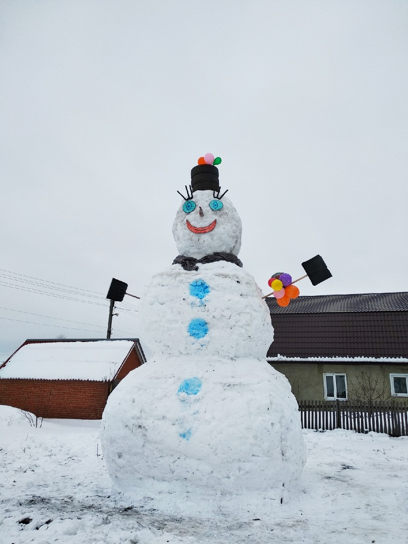 Фото дня: Пензенцы хотят выиграть 100 тысяч за семиметрового снеговика