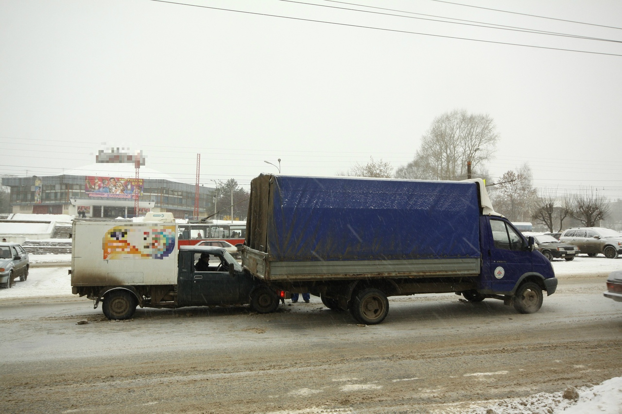 В Пензенской области в аварии с фурой разворотило легковушку