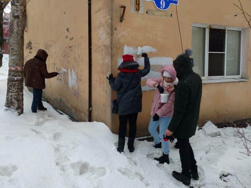 На зданиях в Пензе замазали запрещенные надписи