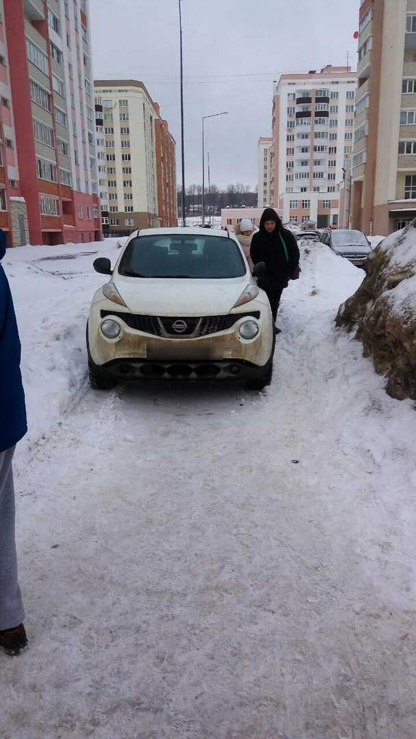 Пензячку возмутил автохам, вставший на тротуаре