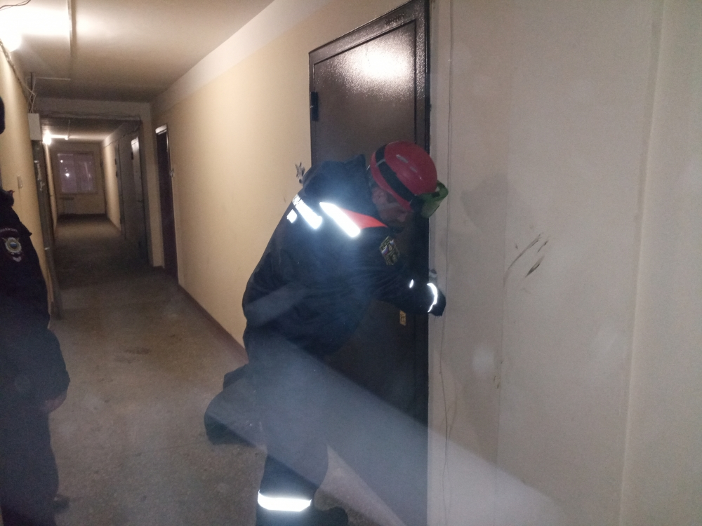В Пензе спасатели взломали дверь, откуда доносились крики о помощи