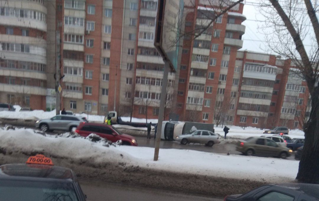В аварии на Луначарского перевернулась грузовая "Газель": фото