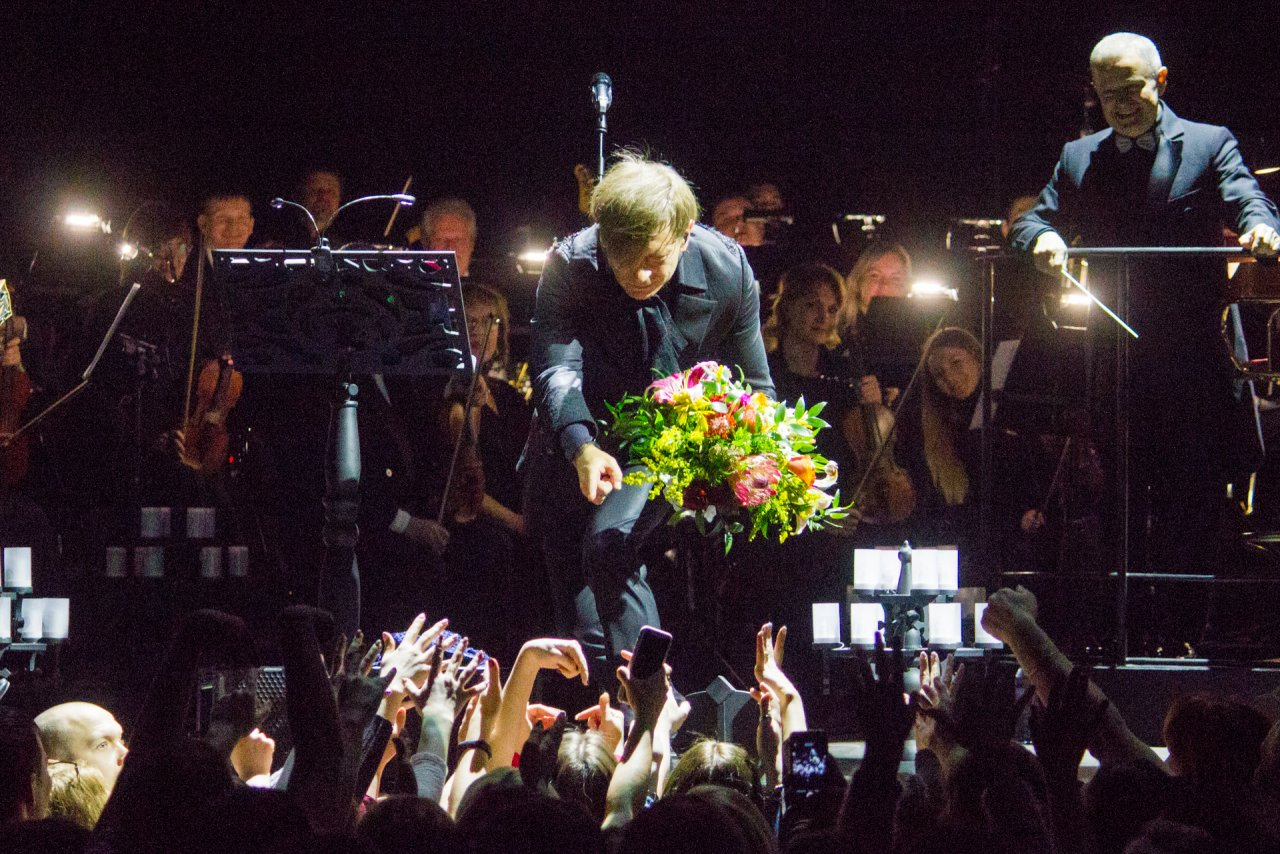 На концерте в Пензе лидер «Би-2» подарил фанатке цветы