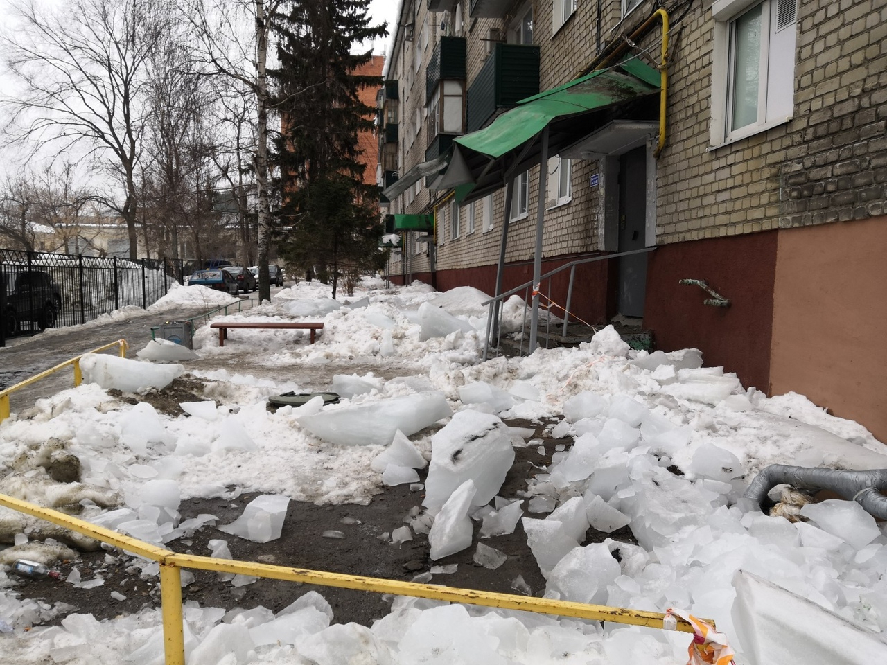 В Пензе произошло опасное обрушение льда с крыши – фоторепортаж