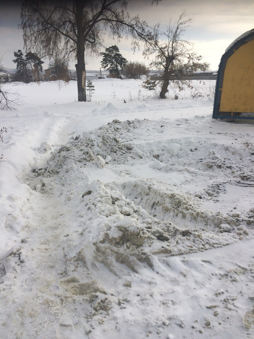 «Это чтобы не уезжали»: сельчане из Пензенской области жалуются на нерасчищенную остановку
