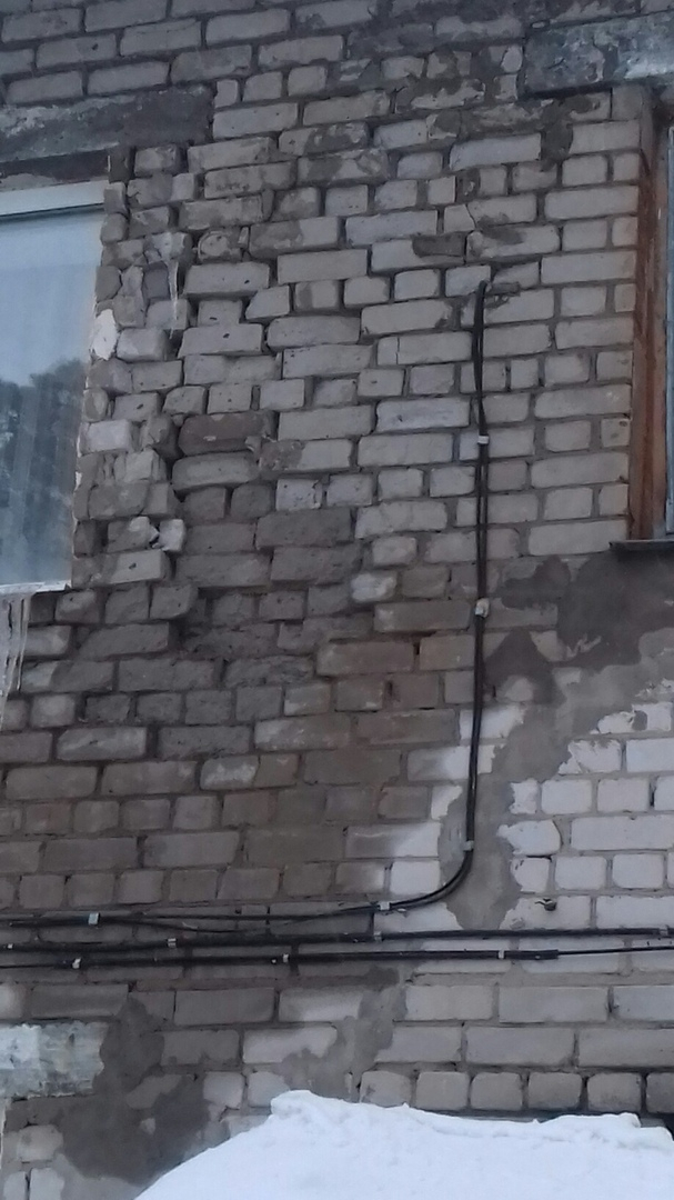 "Стена скоро упадет": пензячка о разрушающемся доме на улице Военный городок
