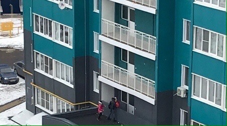 «Юные паркурщики»: в Пензенском районе дети гуляют по крыше подъезда