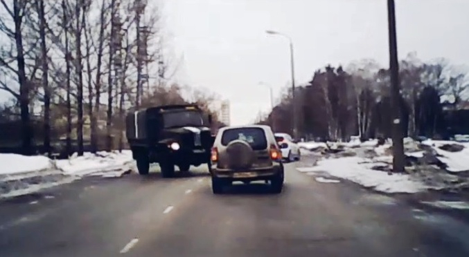 В Пензенской области военный грузовик с поворота влетел в иностранный внедорожник - видео