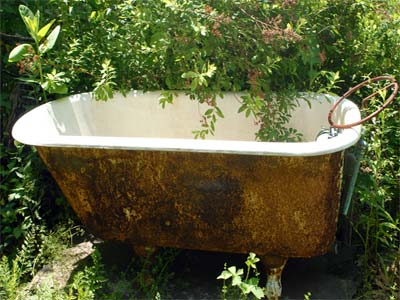 «Как и зачем?»: в Пензенской области два товарища перекинули через забор ванну и бак