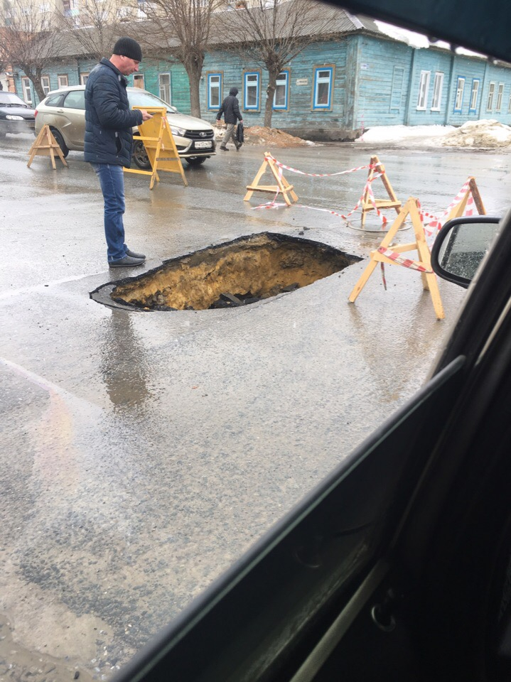 "Черная дыра": в Кузнецке Пензенской области провалился асфальт