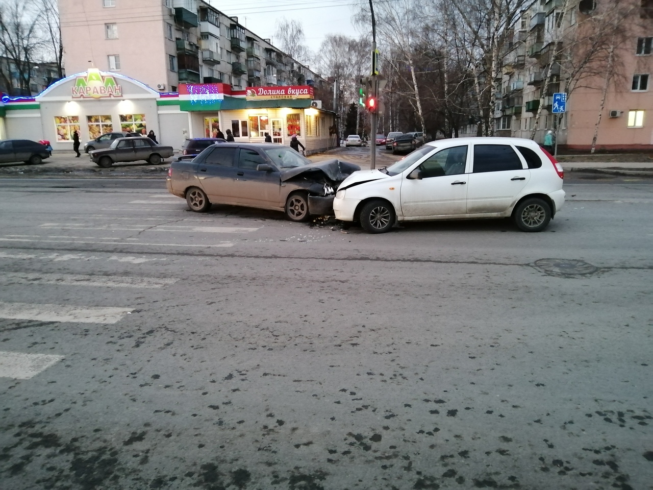 "Лоб в лоб": в Пензе на Суворова жестко столкнулись две "Лады"