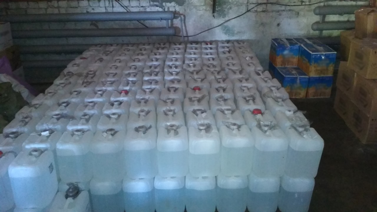 В Пензенской области в гараже у сотрудника полиции нашли 6 тысяч литров "паленки"
